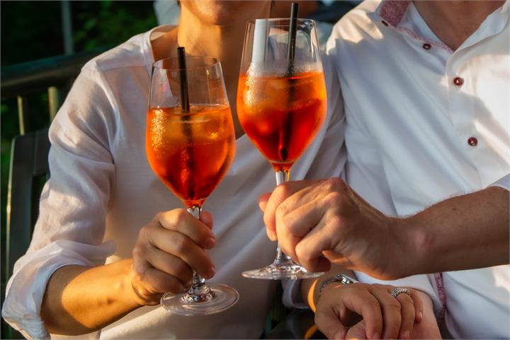 Anstoßen mit Aperol Spritz