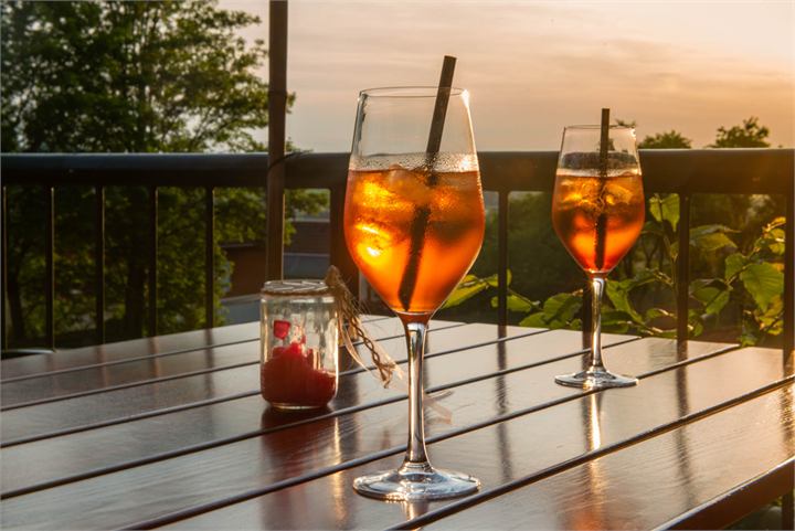 Aperol Spritz auf der Terrasse bei Sonnenuntergang