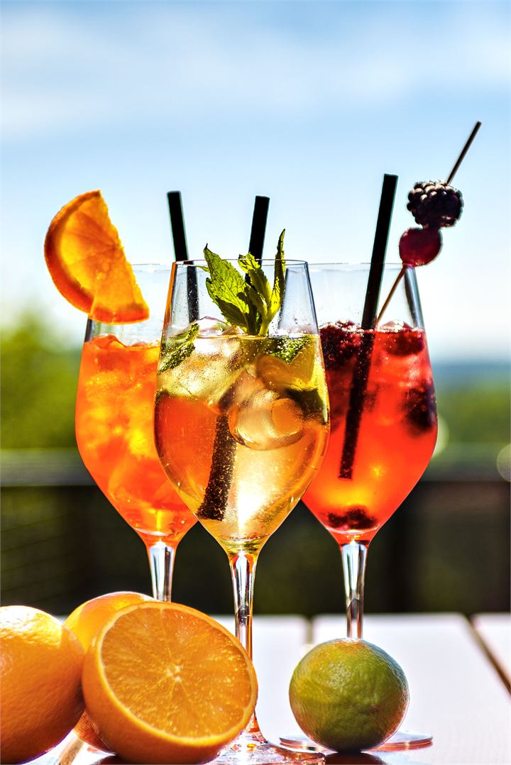 Aperol Spritz, Hugo und Lillet mit Ausblick