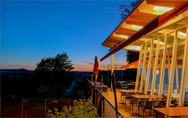 Die Terrasse in der Abenddämmerung