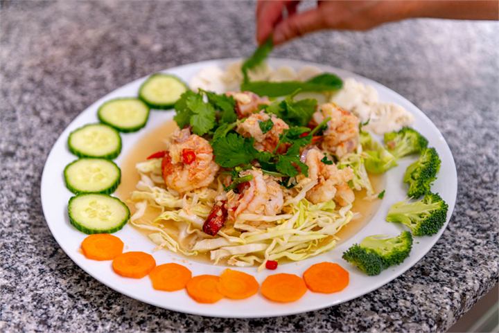 Frisch angerichteter Thai-Salat