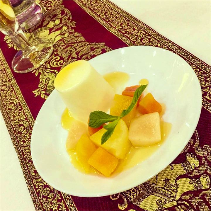 Frische Mango und Ananas