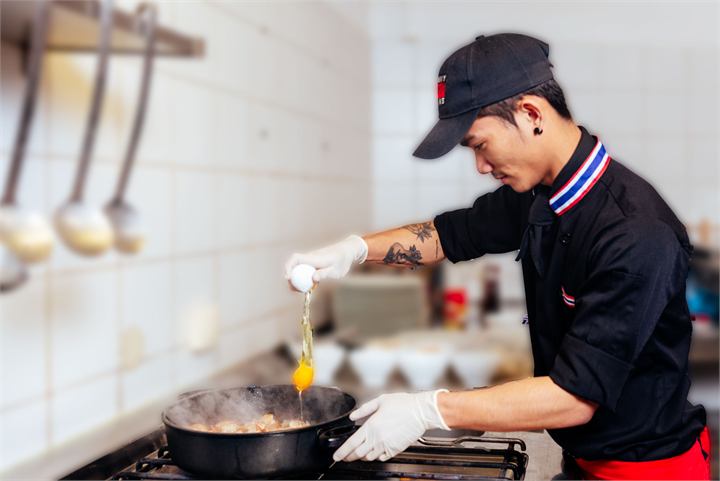Küchenchef Lekzi Maneewan am Wok