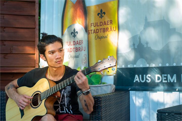 Lekzi spielt Gitarre in der Pause