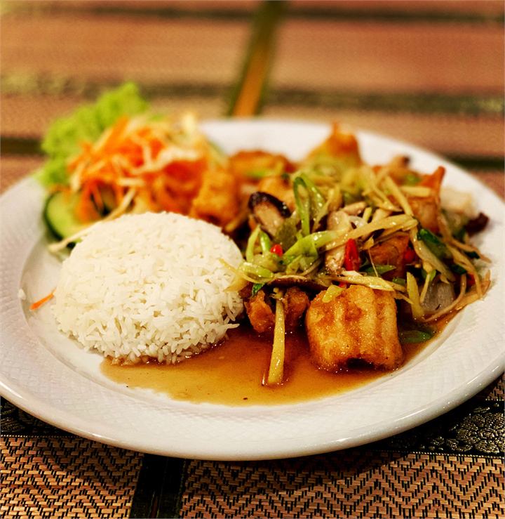 Phad King mit frischem Gemüse, Ingwer und paniertem Fisch
