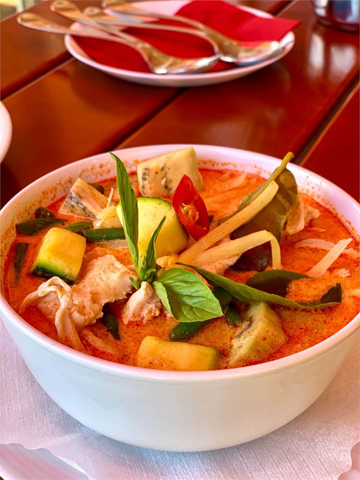Rotes Curry mit Hähnchen und Thai-Basilikum