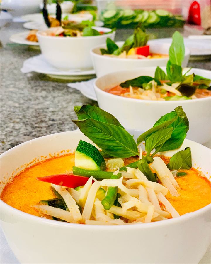 Rotes Curry mit Thai-Basilikum