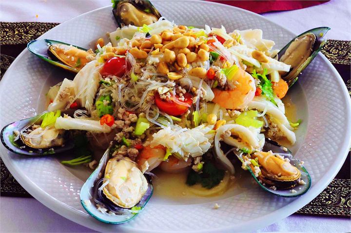 Thailändischer Glasnudelsalat Yum Wunsen mit Meeresfrüchten
