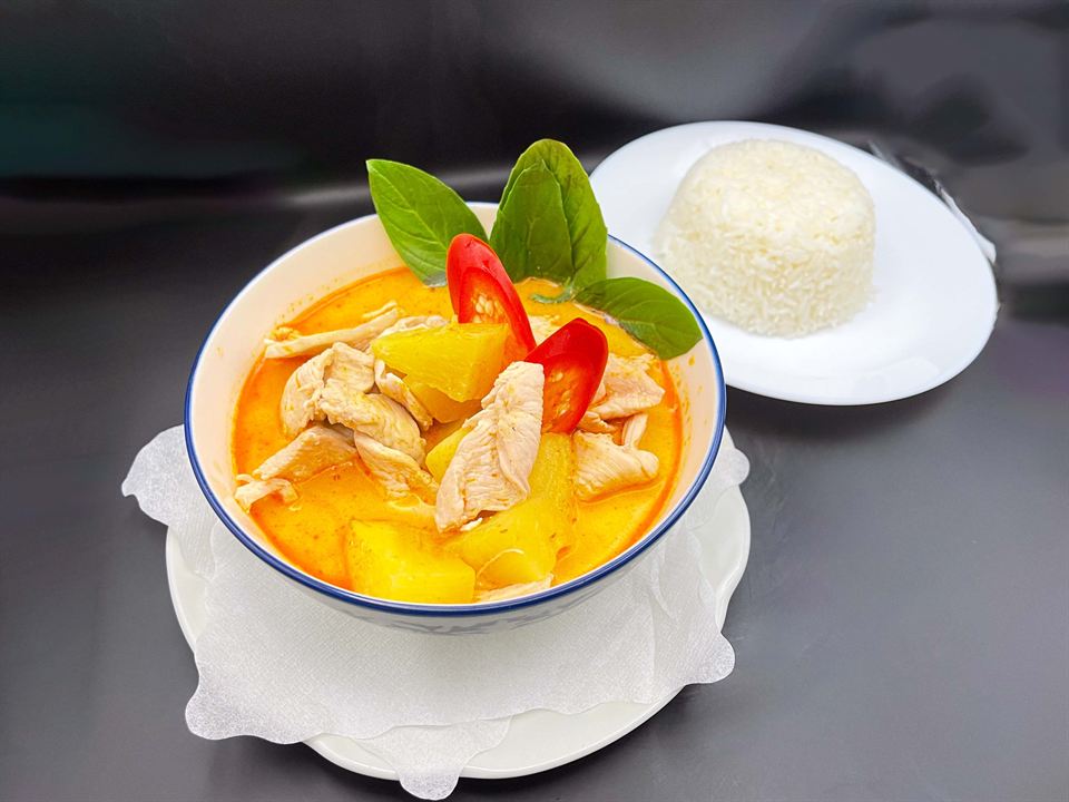 Nr. 26 Gaeng Sapparod – Rotes Curry mit Ananas