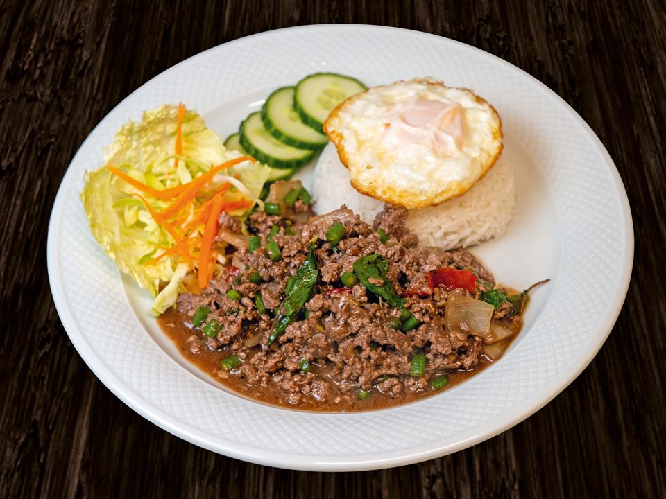 Phad Gra Phao – Mit Thai-Basilikum und Spiegelei