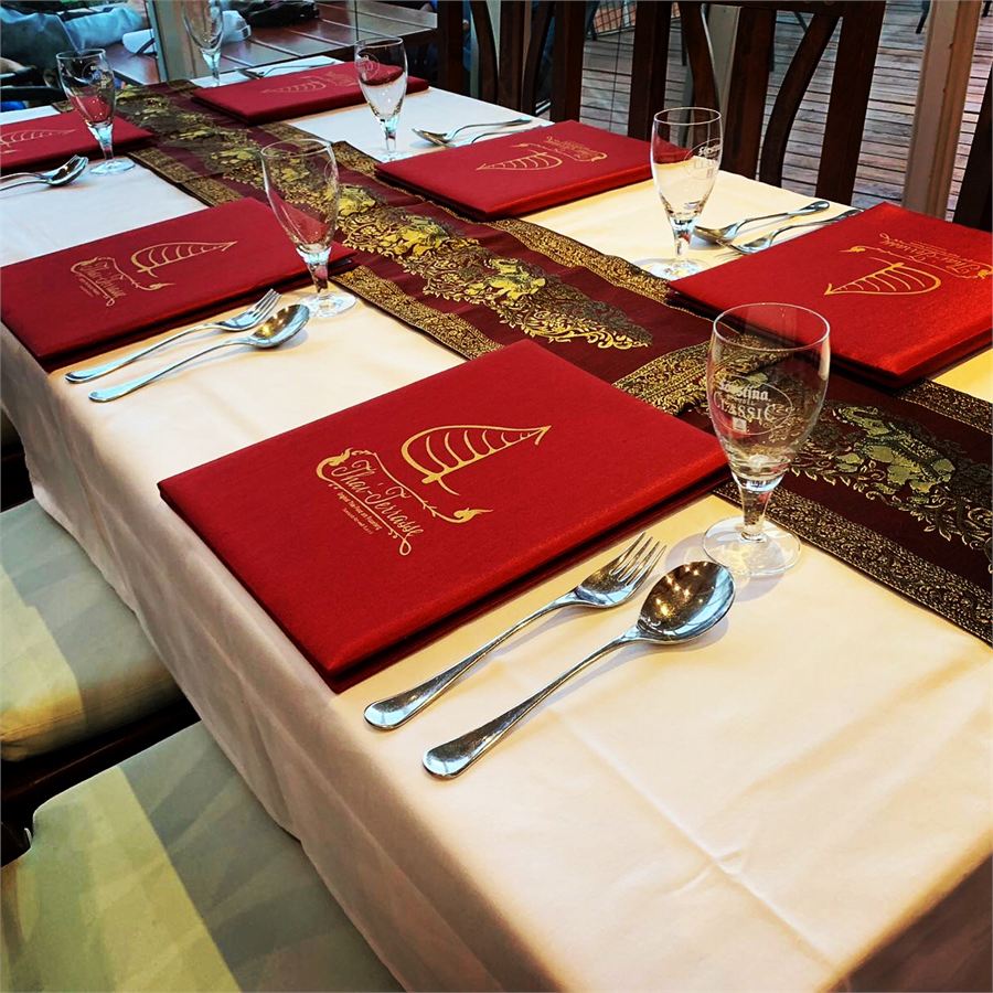 Festlich gedeckte Tafel in der Thai-Terrasse